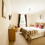Oyo White Horse Hotel, East