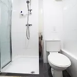 Oyo White Horse Hotel, East