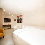 Hotel Oyo White Horse Hotel, East 3*