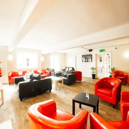 Отель Oyo White Horse Hotel, East Тирск