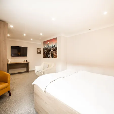 Oyo White Horse Hotel, East Тирск