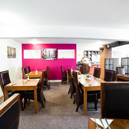 Oyo White Horse Hotel, East