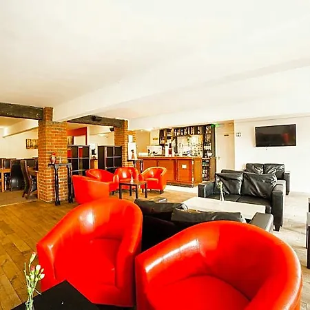 Oyo White Horse Hotel, East 3*