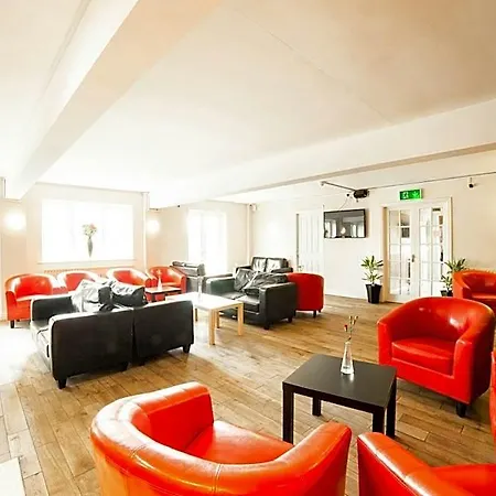 מלון Oyo White Horse Hotel, East