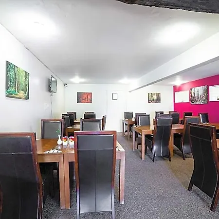 Oyo White Horse Hotel, East מלון