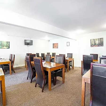 Oyo White Horse Hotel, East מלון 3*