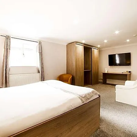 Oyo White Horse Hotel, East מלון