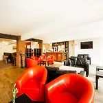 Oyo White Horse Hotel, East Отель 3*