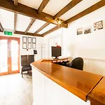 Отель Oyo White Horse Hotel, East