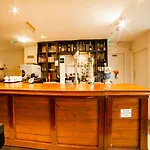 Oyo White Horse Hotel, East Тирск