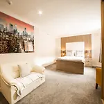 Отель Oyo White Horse Hotel, East