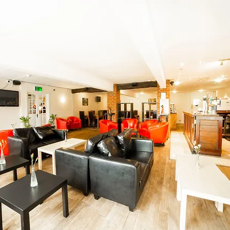 Oyo White Horse Hotel, East 3* 瑟斯克