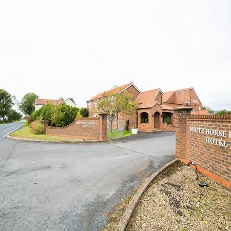 Oyo White Horse Hotel, East Отель