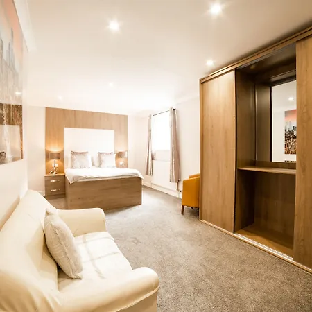 Oyo White Horse Hotel, East